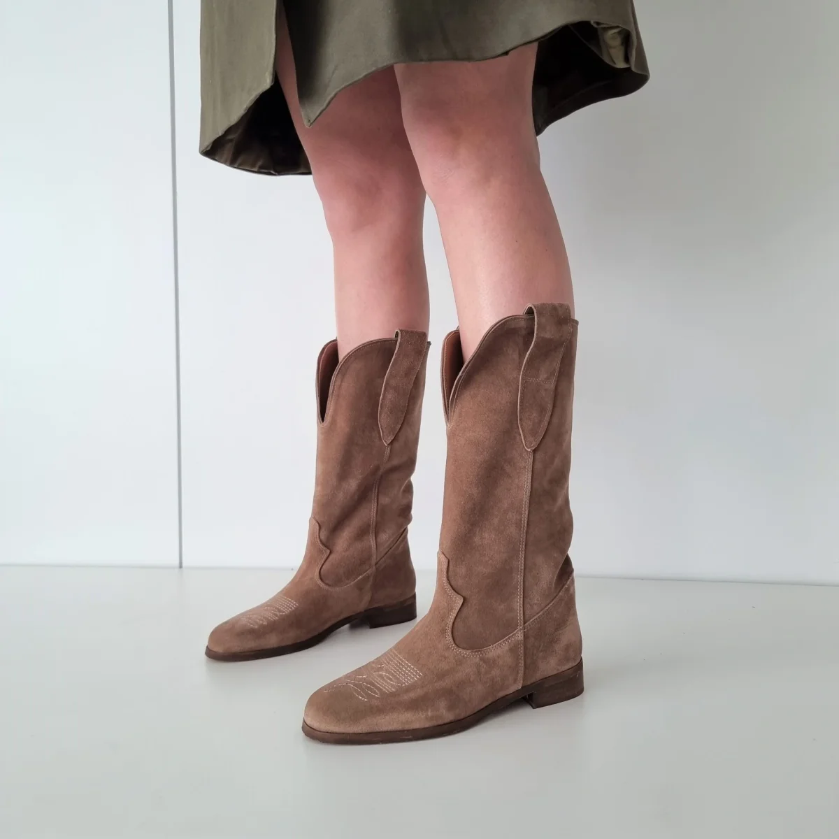 Stivali 288 camoscio taupe con ricamo in punta e scollo - immagine 6