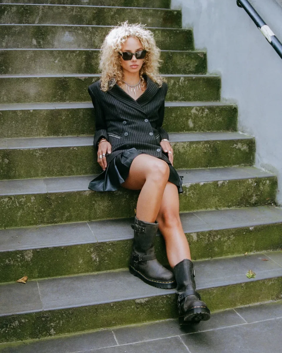 Dr. Martens Stivali Alti Anistone HI Burnished Waxy Pull Up in Pelle Grigio Antracite Unisex - immagine 3