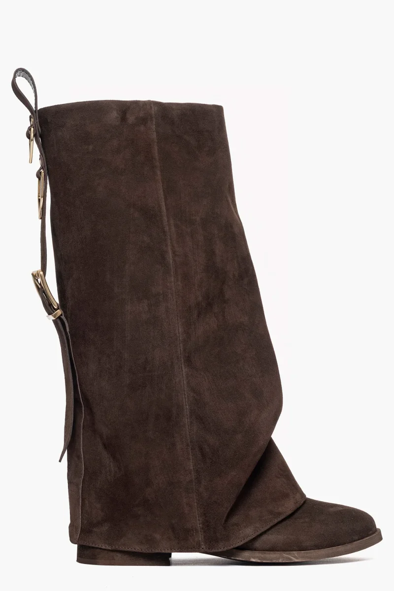 Stivale con rialzo risvolto in camoscio testa di moro e accessori oro Roma 2026