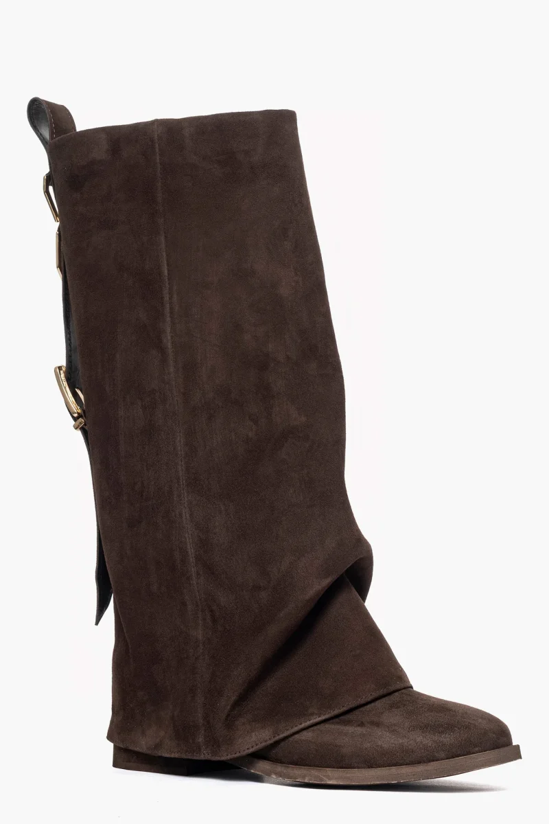 Stivale con rialzo risvolto in camoscio testa di moro e accessori oro Roma 2026 - immagine 3