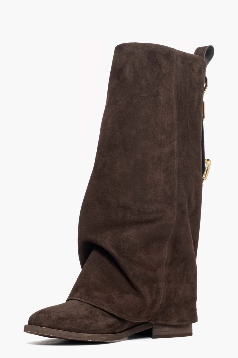 Stivale con rialzo risvolto in camoscio testa di moro e accessori oro Roma 2026 - immagine 4