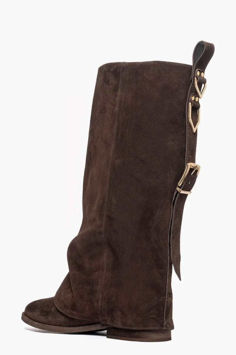 Stivale con rialzo risvolto in camoscio testa di moro e accessori oro Roma 2026 - immagine 5