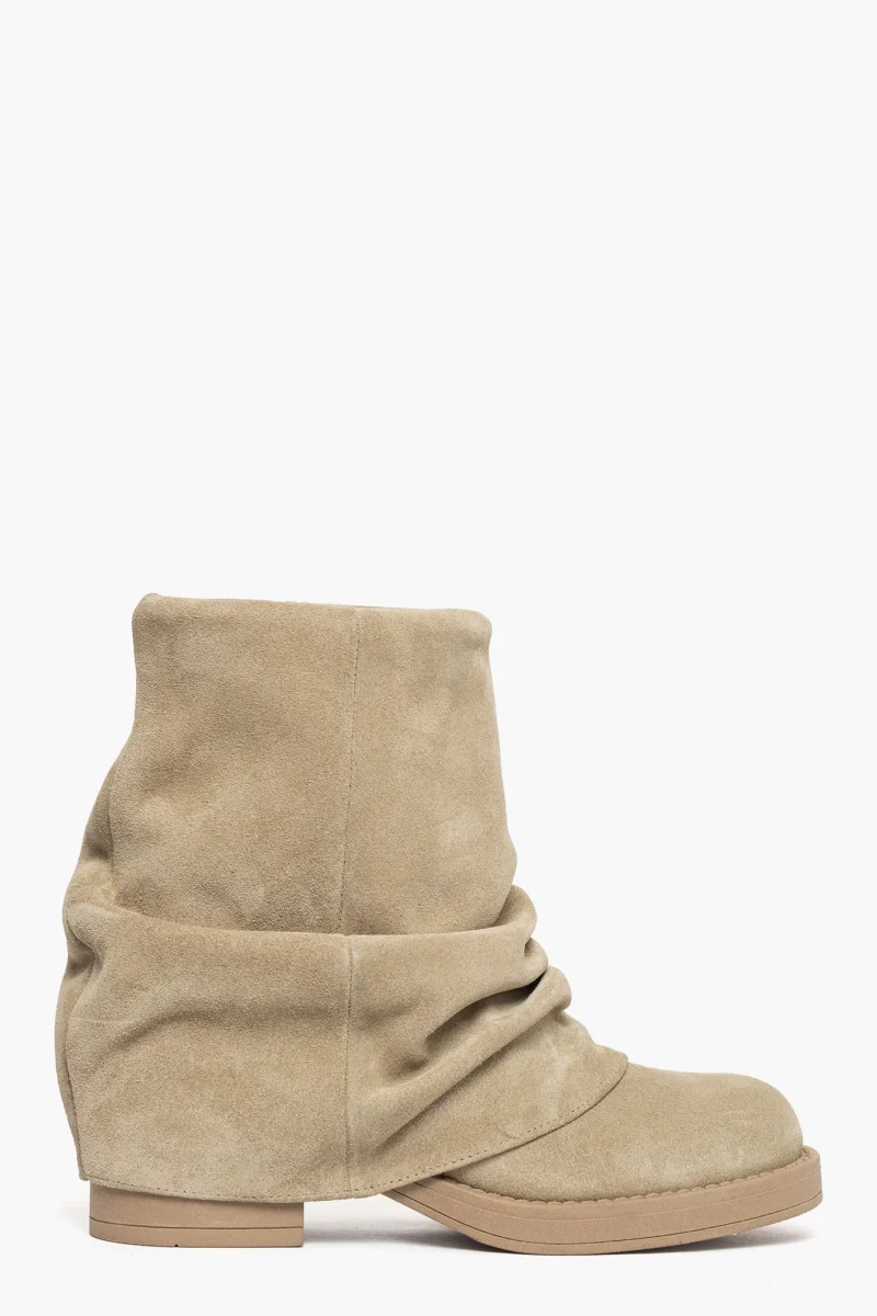 Stivaletto anfibio alla caviglia Megan 1350 in camoscio taupè