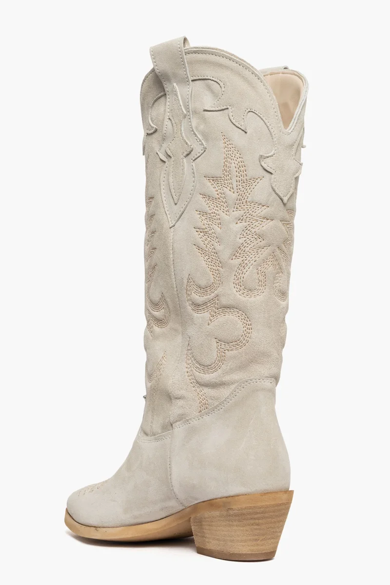 Stivali camoscio beige con ricamo 1296 - immagine 5