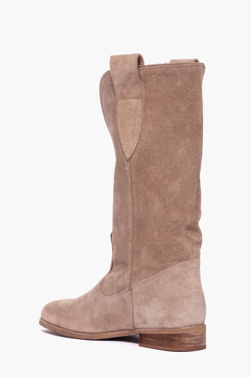 Stivali 288 camoscio taupe con ricamo in punta e scollo - immagine 5
