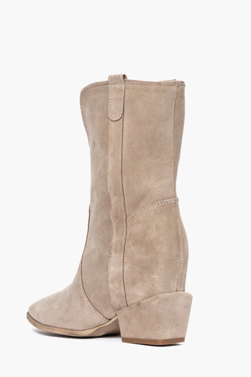 Stivaletti Zoe camoscio taupè rialzo interno - immagine 5