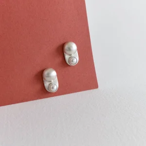 Orecchini a lobo con perla BUTTON