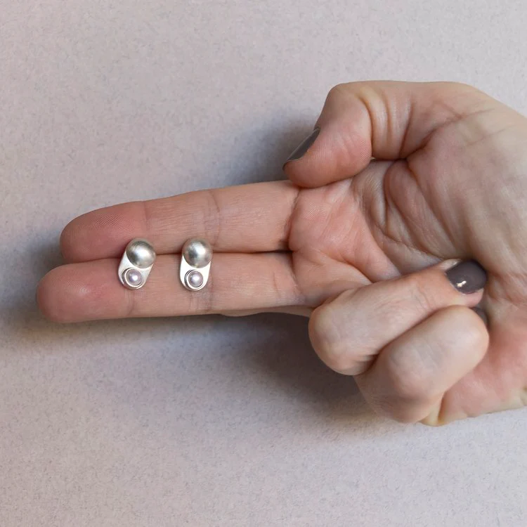 Orecchini a lobo con perla BUTTON - immagine 4