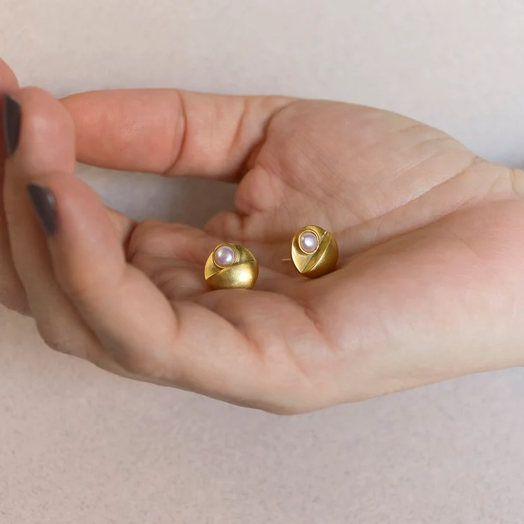 Orecchini a lobo con perle MOON - immagine 4