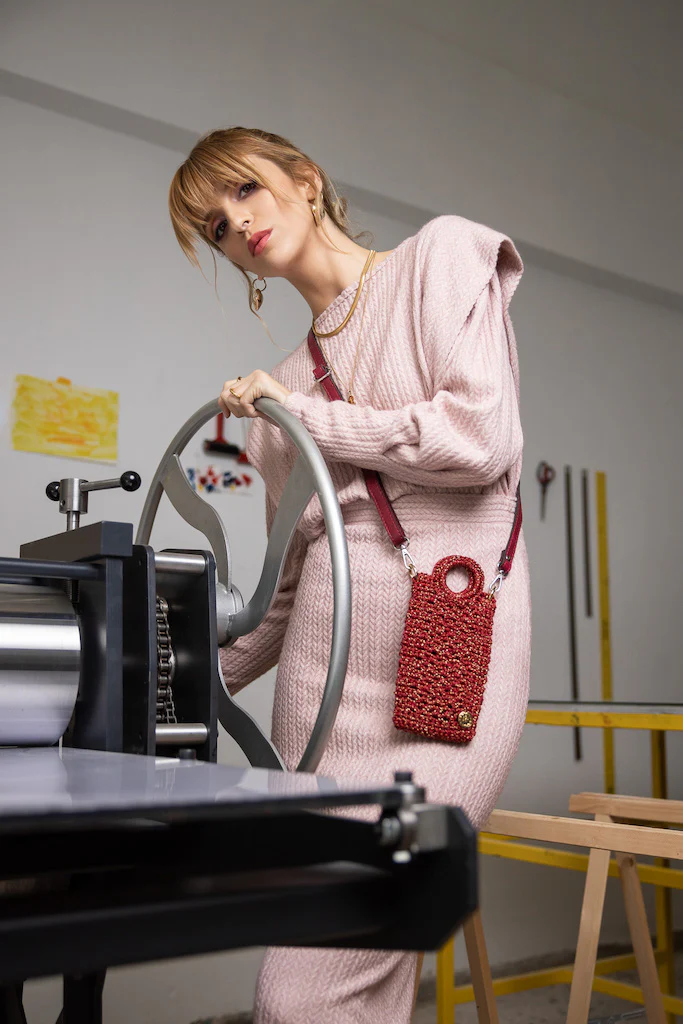 Porta cellulare tracolla KEISI Apple red - immagine 4