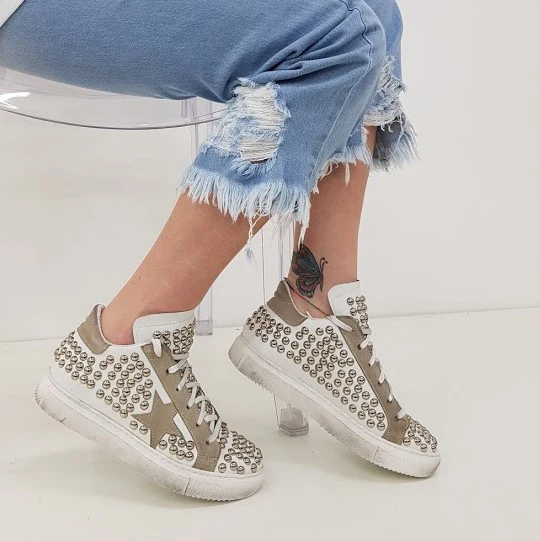 Sneakers Style pelle bianco e camoscio taupe con borchie - immagine 4