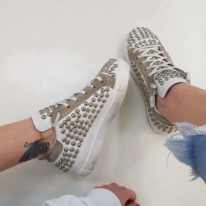 Sneakers Style pelle bianco e camoscio taupe con borchie - immagine 5