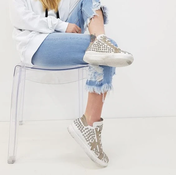 Sneakers Style pelle bianco e camoscio taupe con borchie - immagine 3