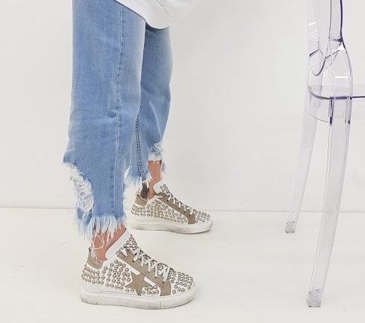 Sneakers Style pelle bianco e camoscio taupe con borchie