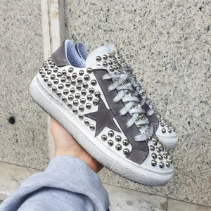 Sneakers Style pelle bianco e camoscio grigio con borchie