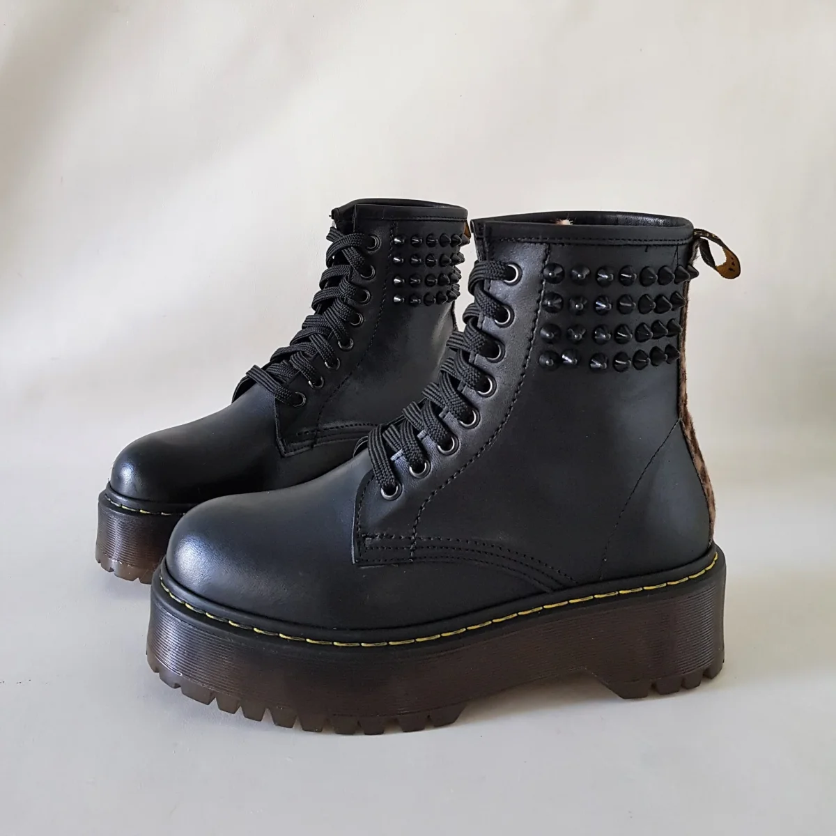 Stivaletti Oxford limited pelle nero e borchie - immagine 4