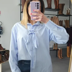 Camicia a righe bianco e azzurro con fiocco Le streghe